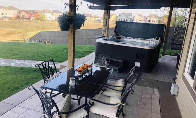 Sage Hill House | R&R Executive Suite with Hot Tub & Scenic Views