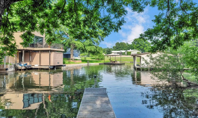 Kingsland House | Relax by the Lake at LBJ-Waterfront Home in Nature's Cove