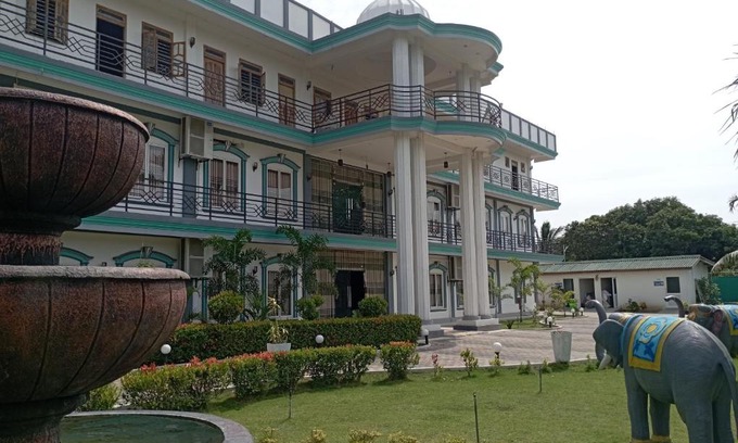 Kilinochchi Hotel | Pet Friendly R S Green Barathi Resort with Pool & Breakfast