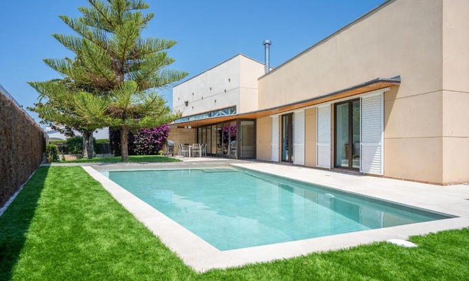 Roda de Bara Villa | Elegant R106 Deluxe Villa with Pool in Roda de Bara