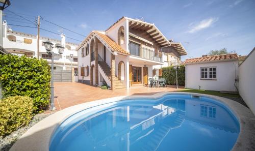El Roc de Sant Gaieta Villa | Beachside Retreat: Family-Friendly Holiday House in Roda de Bara
