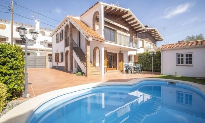 El Roc de Sant Gaieta Villa | Cozy Holiday House for Families in Roda de Bara