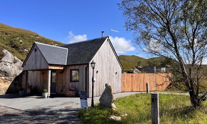 Mallaig House | Pet-Friendly Raasay Studio Lodge with Top Guest Rating 9.5