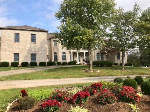 Versailles Bed & Breakfast | Discover Rabbit Creek Bed & Breakfast: Rated 9/10 with Pool