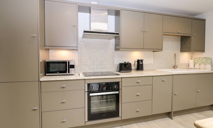 Fareham Cottage | Discover Rabbit's Warren: Family-Friendly Retreat with Pool