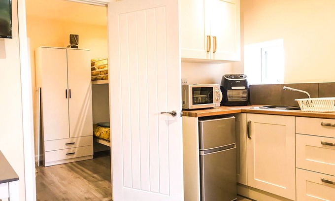 Blakeney Apartment | Rabbits Warren: Cozy 2 Bed Holiday Let with Great Amenities