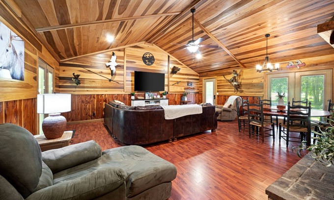 Dover Cabin | Book Your Stay at AUGUST: Top-Rated Hotel with Pool & Spa