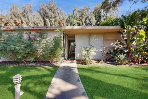 Palm Springs Villa | Racquet Club Cottage: Family Paradise with Pool & Hot Tub