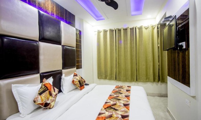 Vrindavan Apartment | Radhe Kripa Niwas: Family-Friendly Hotel with Pool & Breakfast
