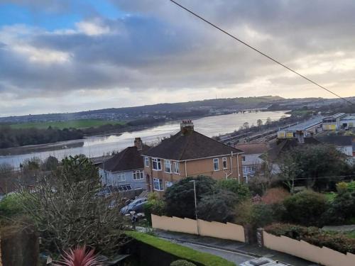 Plymouth House | Kid-Friendly Retreat at Radiant Accommodation Manor Lane
