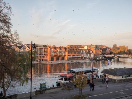 Windsor City Centre Apartment | Family-Friendly 7-Sleeper Penthouse on Windsor Riverside