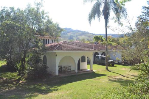 Monte Alegre do Sul House | Radicais Natureza: Pet-Friendly Retreat with Pool & Breakfast