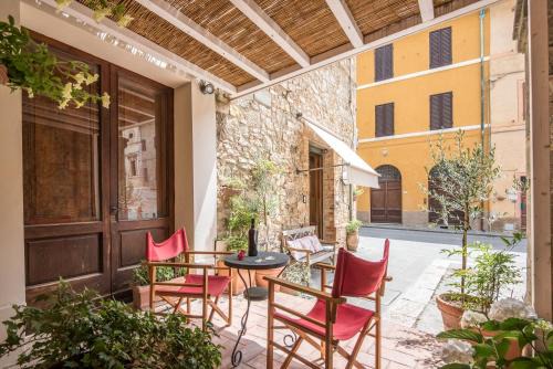 Radicondoli Apartment | Family-Friendly Retreat at Radicondoli House, 4-Star Stay