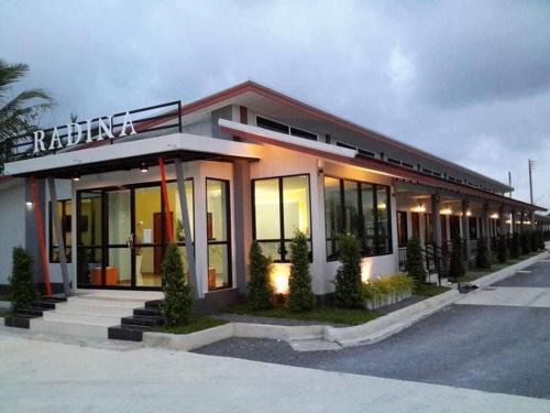 Nakhon Si Thammarat Hotel | Relax at Radina Residence: Family-Friendly Retreat