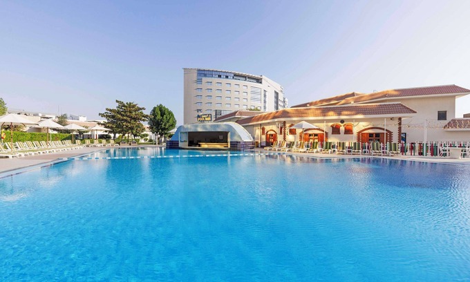 Al Muntazah Hotel | Experience the Elegance of Radisson Blu Hotel Doha