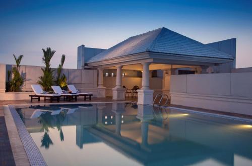 Kochi Hotel | Elegant Radisson Blu Kochi with Pool and Spa Amenities