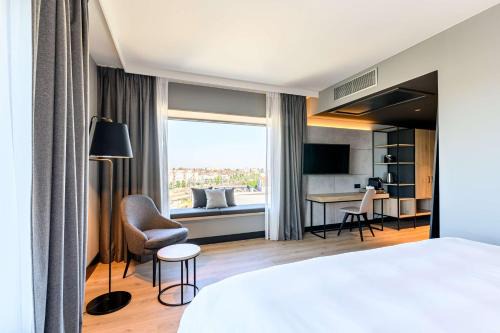 Berchem Hotel | Elegant Radisson Hotel Antwerp Berchem with Pool & Dining
