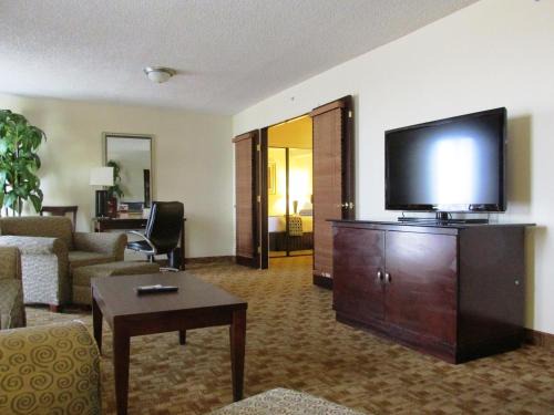 St. Johns Hotel | Explore Radisson Hotel Austin - University with a Pool