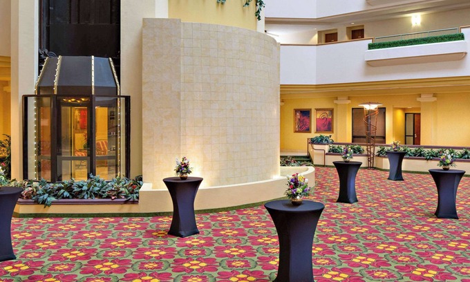 Cedar Rapids Hotel | Pet-Friendly Radisson Hotel Cedar Rapids with Breakfast Included