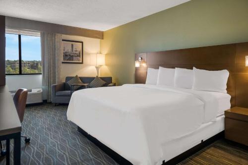 Grand Rapids Hotel | Elegant Radisson Hotel Grand Rapids Riverfront with Pool