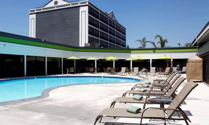 Oakland Hotel | Relax at Radisson Hotel Oakland Airport with Pool & Spa