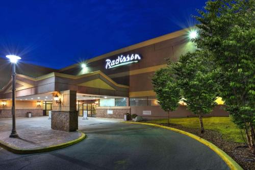 Sudbury Hotel | Inviting Radisson Hotel Sudbury: Pet Friendly & Ocean Views