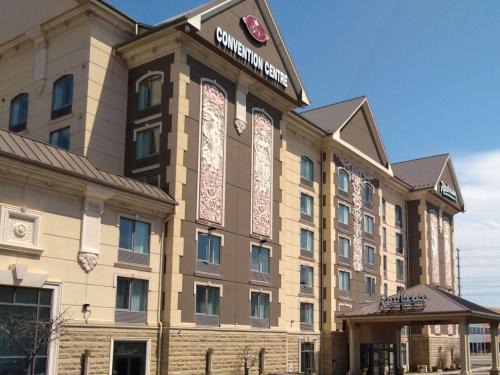 Gateway Hotel | Discover Radisson Toronto Airport West with Pool & Spa