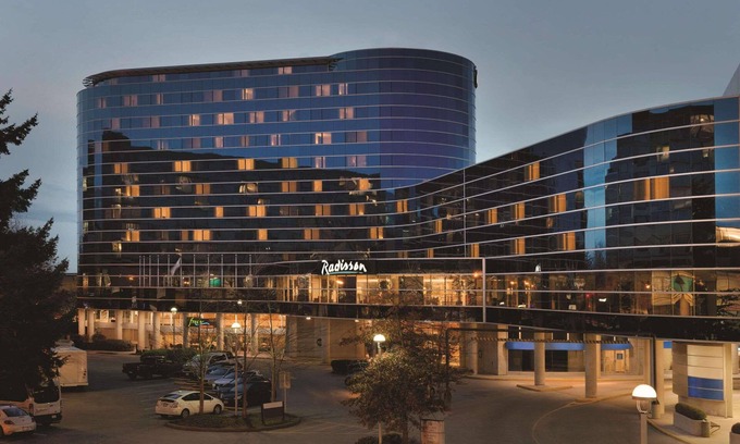 Golden Village Hotel | Elegant Radisson Hotel Vancouver Airport with Spa & Pool