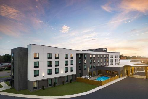 West Memphis Hotel | Discover Radisson Hotel West Memphis: Poolside Retreat Awaits