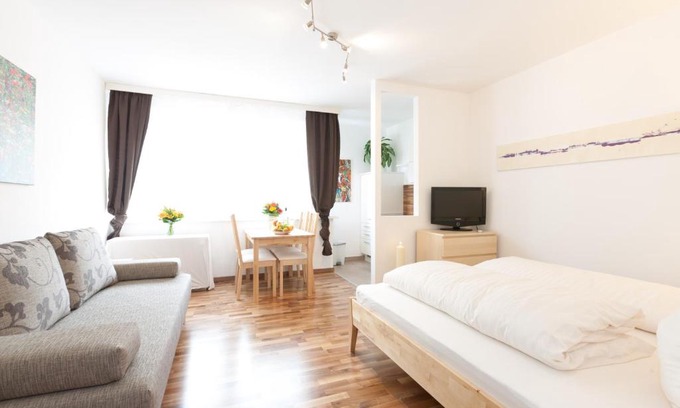 Jakomini Apartment | Comfortable Stay at Rafael Kaiser - Family Friendly Apartment
