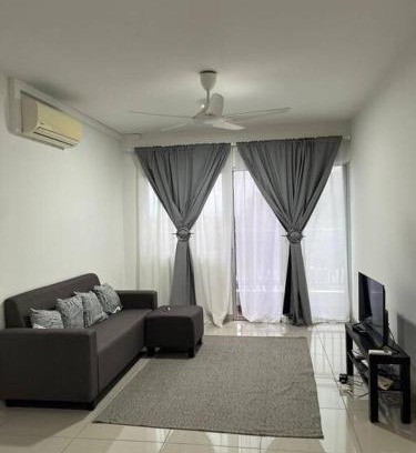 Ijok Apartment | Cozy Rafahiyyah Homestay with Pool in Puncak Alam