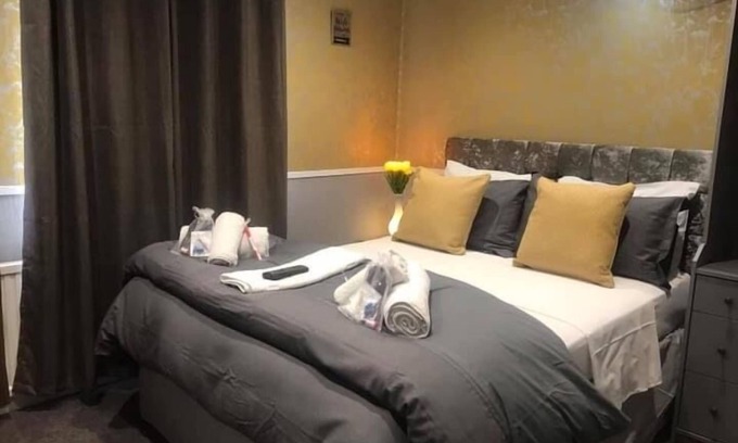 Blackpool Town Center Hotel | Discover Raffles Hotel: Guest Rated 9.8 with Dining Options