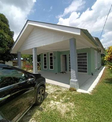 Kampong Pulau Kandis House | Charming Rafi Homestay: Family-Friendly Retreat in Chenderong Balai