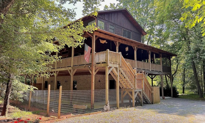 Copperhill Cabin | Relaxing Retreat at RAFT OCOEE with Hot Tub & Fishing