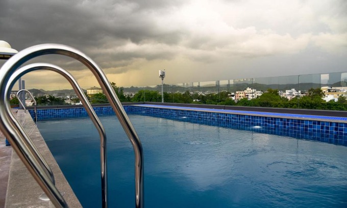 Central Area Hotel | Relax at Raghu Mahal Hotel with Spa and Family Amenities