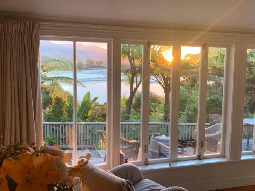 Raglan House | Raglan waterfront romantic cottage