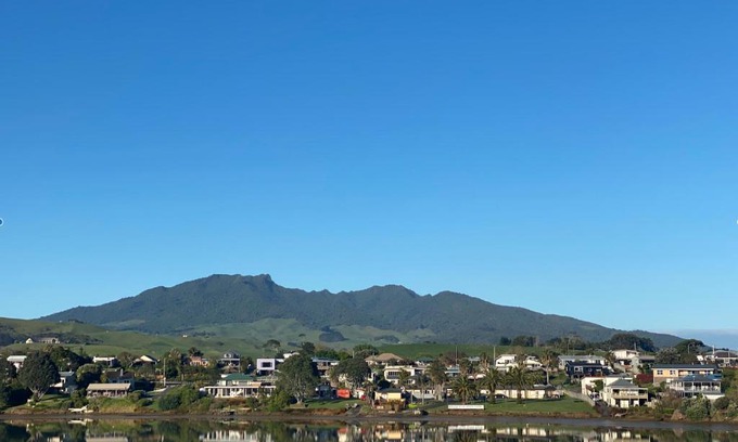 Raglan Hotel | Comfortable Raglan West Accommodation with Hot Tub & Dining