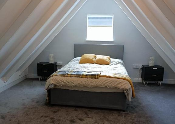Ampney Crucis House | Delightful Stay at Raglans with a 9/10 Guest Rating