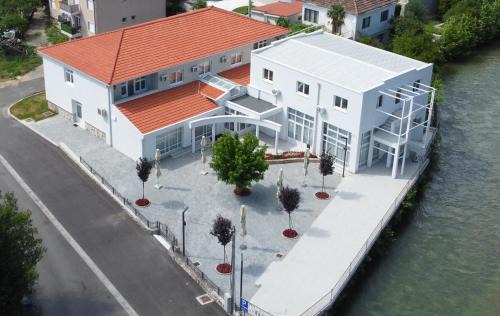 Stolac Hotel | Cozy Ragusa Villa: Family-Friendly Dining & Top Ratings
