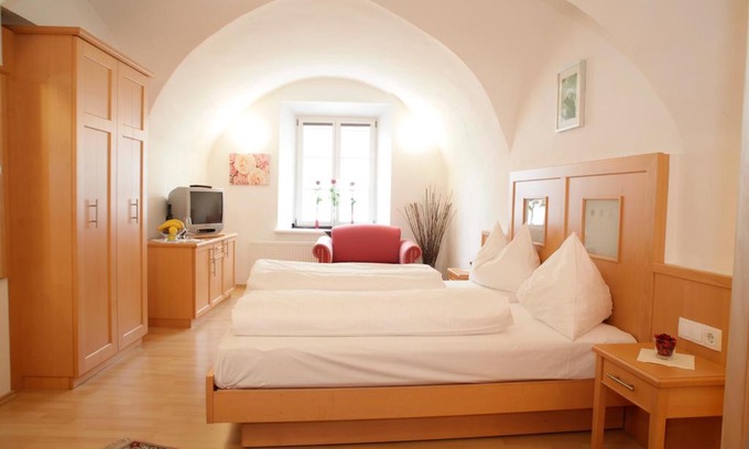 Ehrenhausen Apartment | Family-Friendly Raiffeisenhof Appartements with Hot Tub