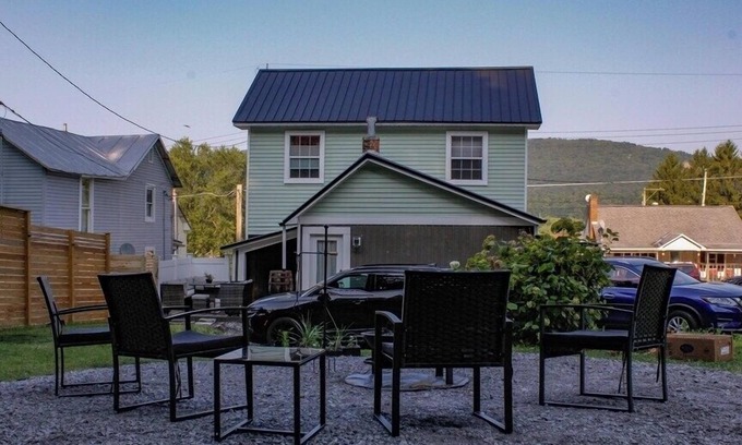 Rockhill Furnace House | Railroad Retreat house n4 bedrooms, 2 Bath, Steps from East Broad Top Railroad