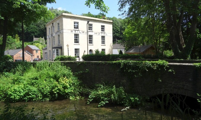 Nailsworth Condo | Pet-Friendly Railway Apartments: 4-Star Stay with Breakfast