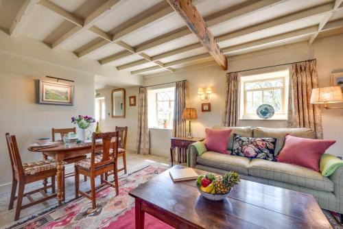 Hopton House | Cozy Railway Cottage: Pet & Child Friendly Retreat