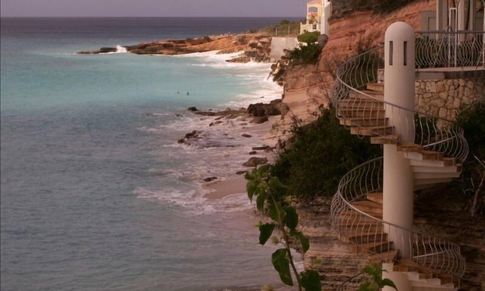 Maho Condo | Oceanfront Rainbow Beach Club Condo - Perfect Winter Getaway