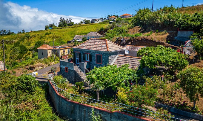 Lombada Velha Cottage | Pet-Friendly Rainbow Cottage: Rated 10/10 for Families