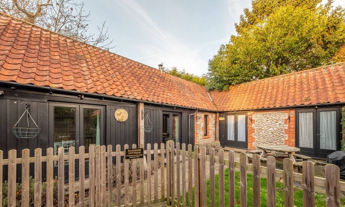 Roughton Apartment | Relaxing Rainbow Cottage with Oceanfront Views in Roughton
