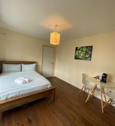Oakleigh House | Discover Rainbow: Guest Rated 7.7/10 for Cozy Stays