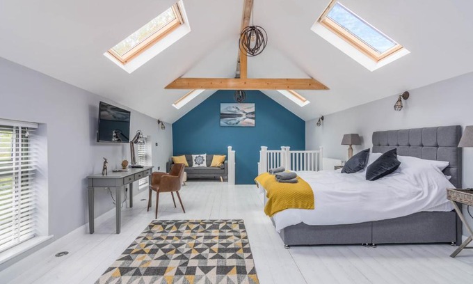 Lutterworth Apartment | Eco-Friendly Rainbow House with Hot Tub and Restaurant