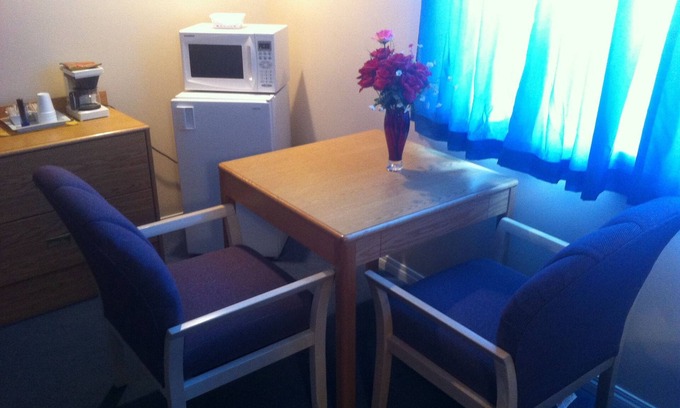 Swift Current Hotel | Budget-Friendly Stay at Rainbow Motel with Breakfast & Kitchen