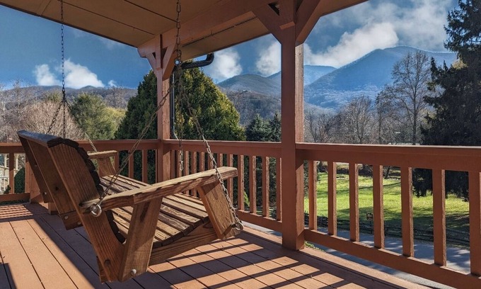 Valley Creek Run House | Pet-Friendly Rainbow Mountain Retreat Near Cataloochee Ski